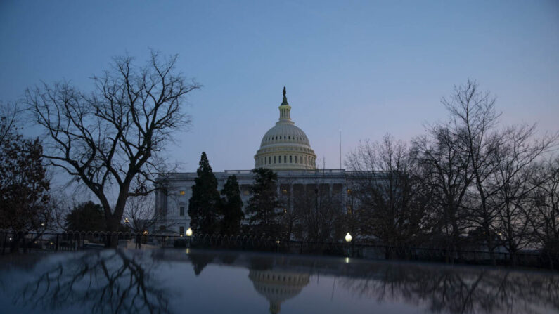 El exterior del edificio del Capitolio de Estados Unidos se ve al atardecer en Washington el 8 de marzo de 2021. (Sarah Silbiger/Getty Images)