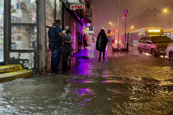 La gente se abre paso entre las lluvias de los restos del huracán Ida en el barrio del Bronx de Nueva York el 1 de septiembre de 2021. (David Dee Delgado/Getty Images)