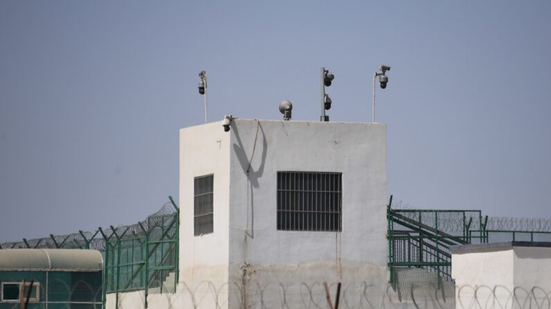 Muro exterior de un llamado "campo de reeducación" de Xinjiang, en la región noroccidental china, equipado con varias cámaras de vigilancia. Imagen del 31 de mayo de 2019. (Greg Baker/AFP/Getty Images)