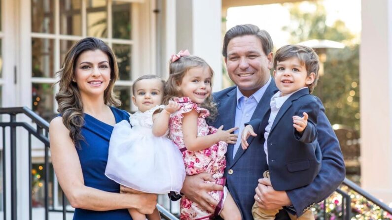 La primera dama de Florida, Casey DeSantis, a la izquierda, aparece con sus hijos y su marido, el gobernador de Florida Ron DeSantis, en una fotografía sin fecha. (Cortesía de la oficina del gobernador Ron DeSantis)