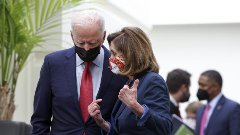 El presidente Joe Biden habla con la presidenta de la Cámara de Representantes Nancy Pelosi (D-Calif.) en Washington el 1 de octubre de 2021. (Kevin Dietsch/Getty Images)