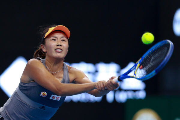 Peng Shuai devuelve un remate durante el partido de primera ronda de individuales femeninos del Abierto de China 2019 en el Centro Nacional de Tenis de China en Beijing, China, el 28 de septiembre de 2019. (Lintao Zhang/Getty Images)