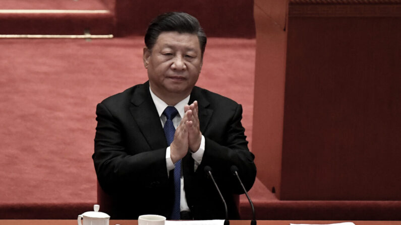 El líder chino Xi Jinping asiste a la conmemoración del 110º aniversario de la Revolución de Xinhai en el Gran Salón del Pueblo en Beijing el 9 de octubre de 2021. (Noel Celis/AFP vía Getty Images)