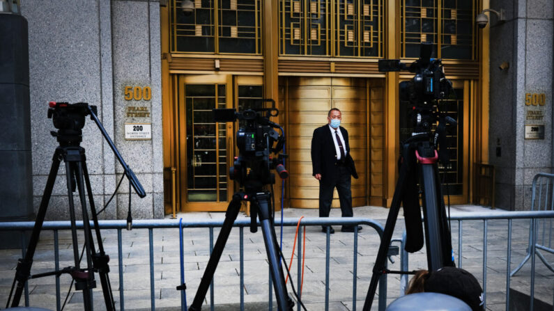 Un oficial de la corte se encuentra fuera de un tribunal de Manhattan donde los medios de comunicación se han reunido para la audiencia de acusación de Ghislaine Maxwell en la ciudad de Nueva York el 14 de julio de 2020. (Spencer Platt/Getty Images)
