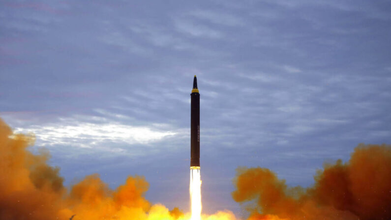 El cohete balístico estratégico de alcance intermedio, Hwasong-12, de Corea del Norte, despega de una plataforma de lanzamiento en un lugar no revelado cerca de Pyongyang, el 29 de agosto de 2017. (STR/AFP vía Getty Images)