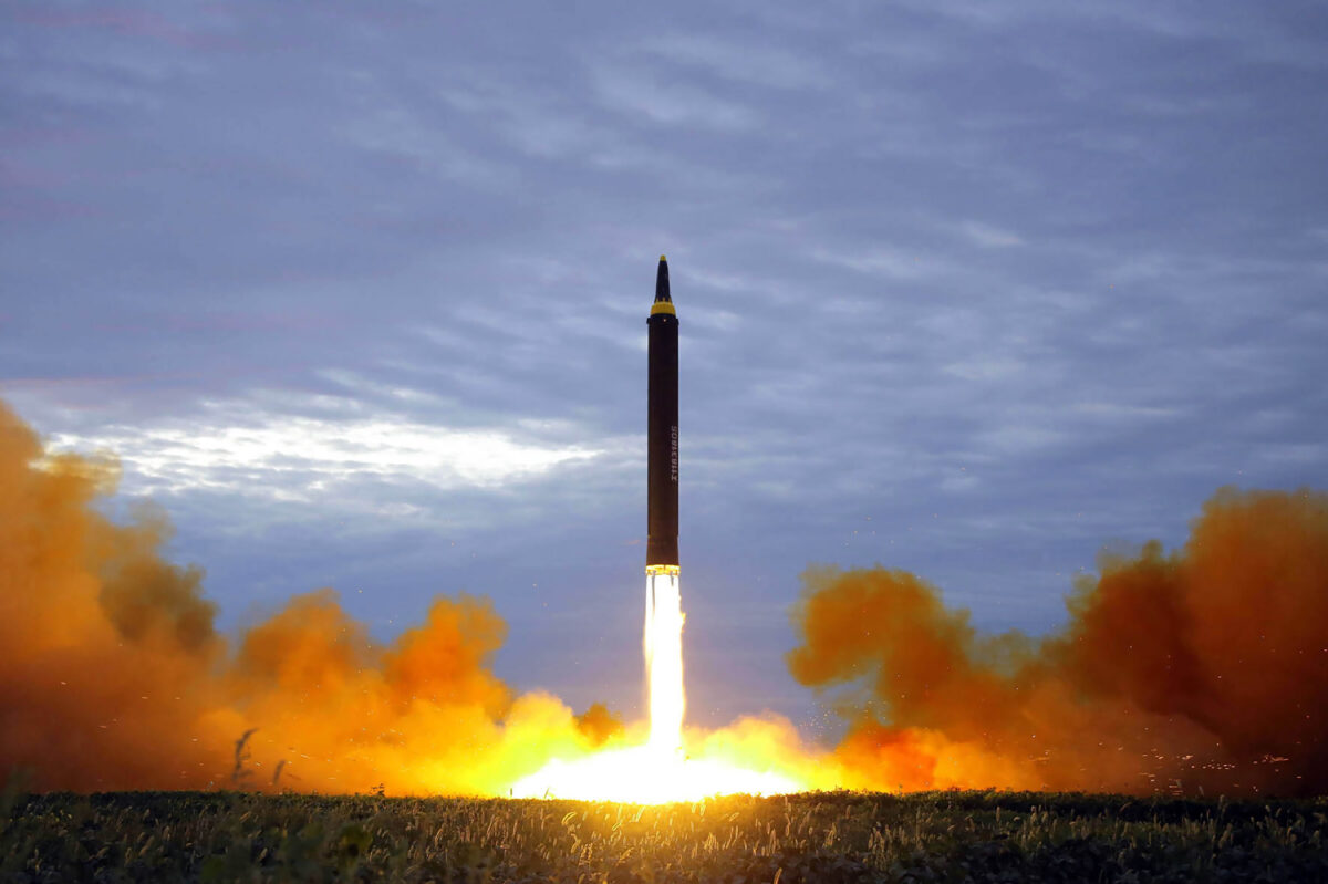Corea del Norte lanza tres misiles aparentemente balísticos al mar de Japón