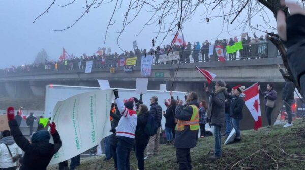 Una gran multitud se reúne en Langley, C.B., Canadá, para mostrar su apoyo a los camioneros que protestan contra el mandato federal de vacunación para los camioneros que entran en el país desde Estados Unidos, el 23 de enero de 2022. (Jeff Sandes/The Epoch Times)