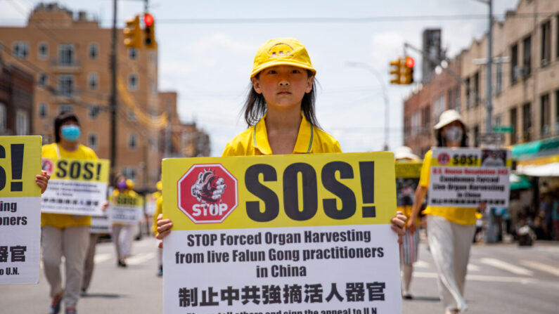 Practicantes de Falun Gong participan en un desfile que marca el 22º año de la persecución de Falun Gong en China, en Brooklyn, Nueva York, el 18 de julio de 2021. (Chung I Ho/The Epoch Times)
