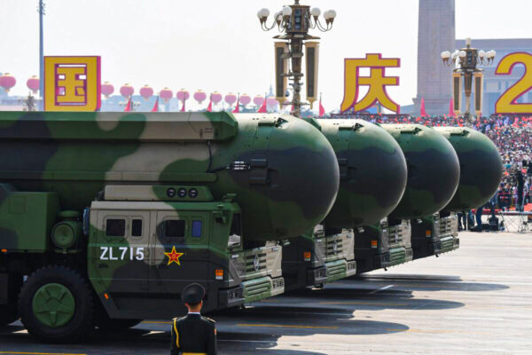 Misiles balísticos intercontinentales DF-41 de China, con capacidad nuclear, durante un desfile militar en la Plaza Tiananmen, en Beijing, China, el 1 de octubre de 2019. (Greg Baker/AFP vía Getty Images)