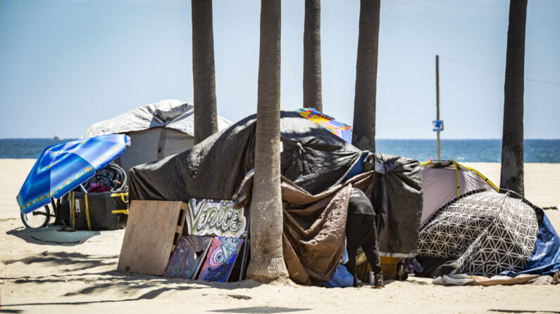 Foto de archivo de un campamento de indigentes cerca de la popular zona del paseo marítimo de Venice Beach, California, el 9 de junio de 2021. (John Fredricks/The Epoch Times)