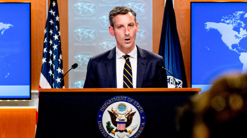 El portavoz del Departamento de Estado, Ned Price, habla sobre la situación en Afganistán en el Departamento de Estado en Washington, D.C., el 18 de agosto de 2021. (Andrew HarnikPOOL/AFP vía Getty Images)
