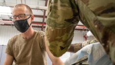 Denunciantes militares alertan sobre “devastadoras” consecuencias por orden de vacunación del Pentágono