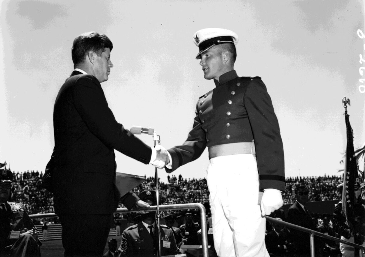 Epoch TimeEl cadete Tom Fryer estrecha la mano del presidente John F. Kennedy en la graduación de la Academia de la Fuerza Aérea de los Estados Unidos en 1963. (Cortesía de Wes Fryer)s Photo