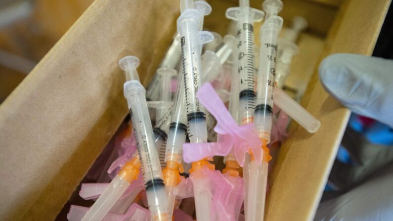 Jeringas con una vacuna contra el COVID-19 en Central Falls, R.I. (Joseph Prezioso/file/AFP via Getty Images)