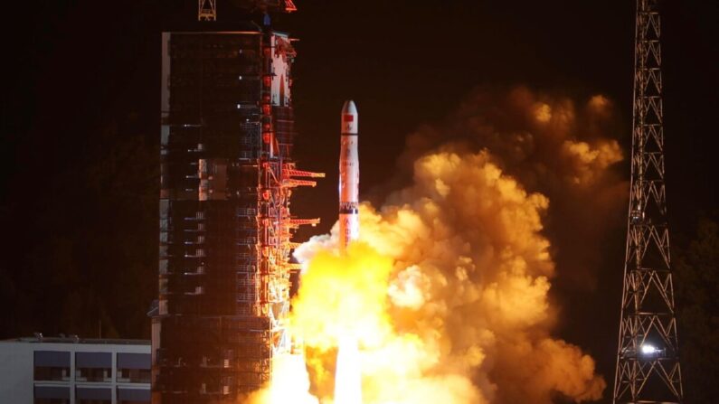 Un cohete Long March-4C despega desde el centro de lanzamiento del suroeste de Xichang transportando el satélite Queqiao ("Puente de Urraca") en Xichang, la provincia suroccidental china de Sichuan, el 21 de mayo de 2018. Este satélite de retransmisión de comunicaciones le permitirá a un rover enviar imágenes desde la cara oculta de la Luna. (China OUT/AFP vía Getty Images)