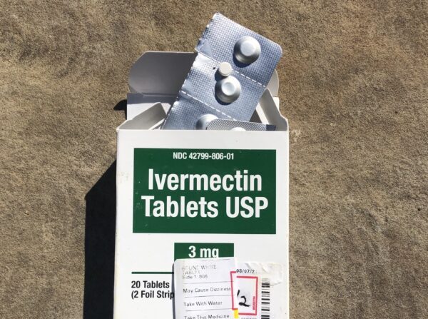 Foto de archivo: Un paquete de comprimidos de ivermectina. (Natasha Holt/The Epoch Times)