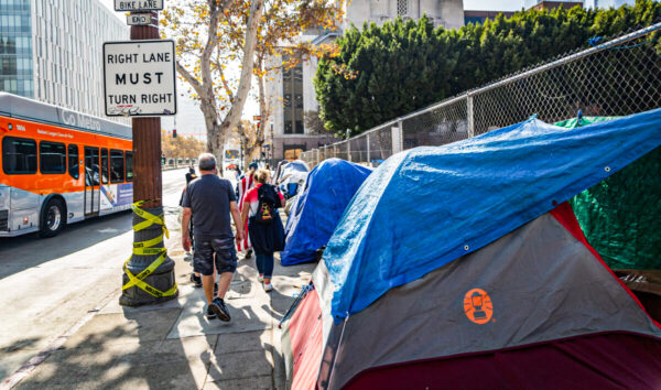 Un campamento de personas sin hogar en el centro de Los Ángeles, California, el 8 de noviembre de 2021. (John Fredricks/The Epoch Times)