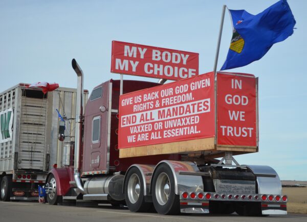 Vehículos estacionados junto a Coutts, en el sur de Alberta, Canadá, como parte de un convoy de protesta que bloquea la frontera entre Canadá y Estados Unidos para exigir la eliminación de los mandatos COVID-19, el 10 de febrero de 2022. (Michael Wing/The Epoch Times)