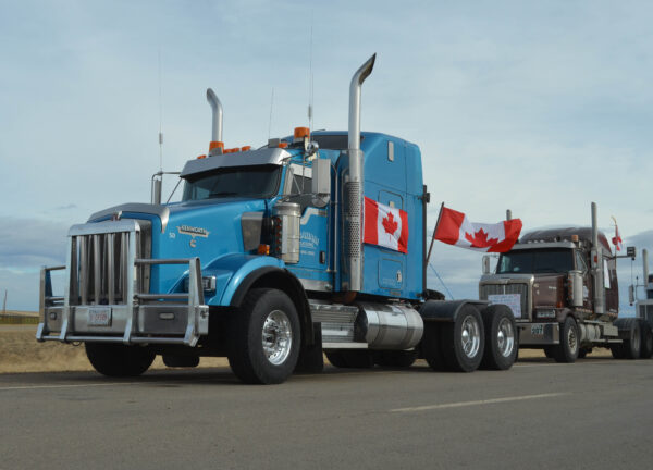 Vehículos estacionados en Coutts en el sur de Alberta (Canadá) como parte de un convoy de protesta que bloquea la frontera entre Canadá y Estados Unidos para exigir la eliminación de los mandatos de COVID-19, el 10 de febrero de 2022. (Michael Wing/The Epoch Times)