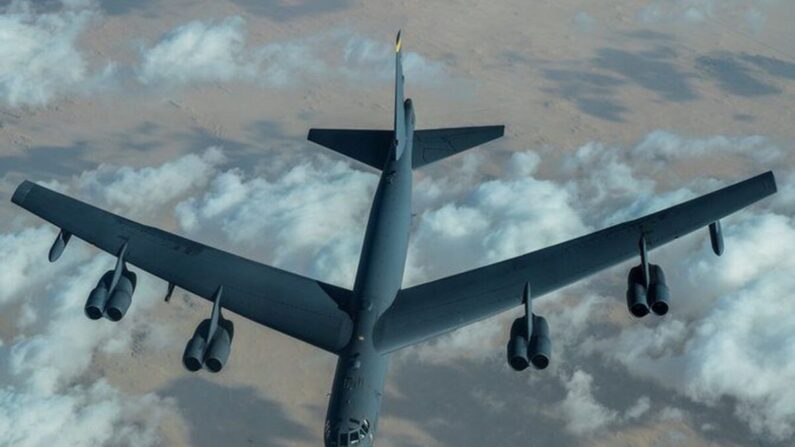 Un B-52 Stratofortress de la Fuerza Aérea de EE.UU. después de reabastecerse de combustible durante una misión sobre Oriente Medio. (Fuerza Aérea de los Estados Unidos)
