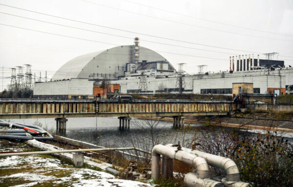 La estructura del Nuevo Confinamiento Seguro (NSC) que cubre el cuarto bloque de la Central Nuclear de Chernóbil, que fue destruido durante el desastre de Chernóbil en 1986, es fotografiada el 22 de noviembre de 2018. (Sergei Supinsky/AFP vía Getty Images)