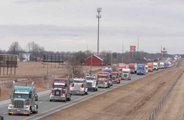 Camiones del Convoy del Pueblo viajando desde Indiana a Lore City, Ohio, el 3 de marzo de 2022. (Enrico Trigoso/The Epoch Times)