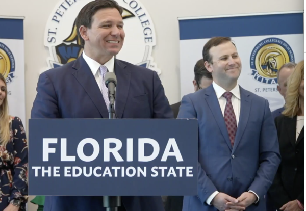 Fla. El gobernador Ron DeSantis responde a las preguntas de los periodistas durante una conferencia de prensa y la firma de un nuevo proyecto de ley de educación en San Petersburgo, Florida, el 15 de marzo de 2022. (El canal de Florida)