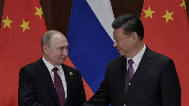 El presidente de Rusia, Vladimir Putin, estrecha la mano del líder de China, Xi Jinping, durante su reunión en el Palacio de la Amistad en Beijing, China, el 26 de abril de 2019. (Alexey Nikolsky/AFP vía Getty Images)