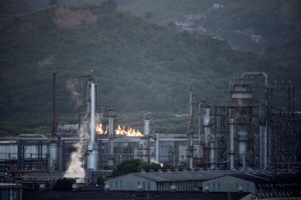 Vista de una planta de refinación de petróleo de la empresa estatal Petróleos de Venezuela en Puerto La Cruz, estado de Anzoátegui, Venezuela, el 4 de noviembre de 2021. (Yuri Cortez/AFP vía Getty Images)
