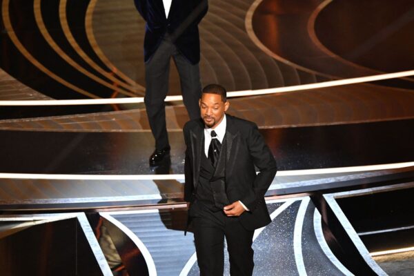 Will Smith se aleja después de aparecer para abofetear al actor Chris Rock en el escenario durante la 94ª edición de los Oscar en el Teatro Dolby en Hollywood, California, el 27 de marzo de 2022. (Robyn Beck/AFP vía Getty Images)