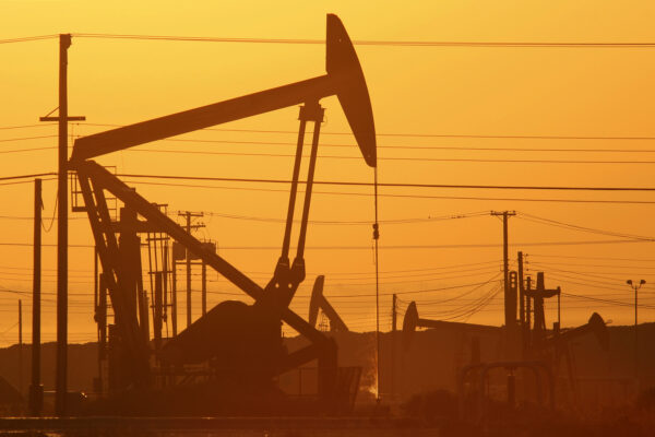 Bombas de petróleo se ven al amanecer cerca de Lost Hills, California, el 24 de marzo de 2014. (David McNew/Getty Images)