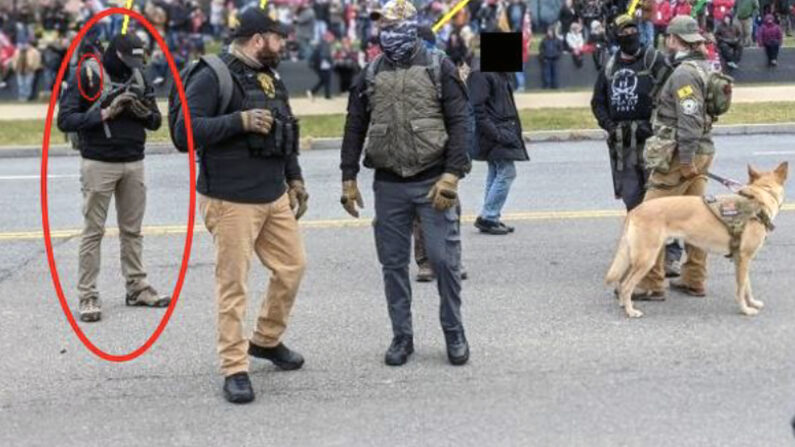 Joshua A. James (izquierda) con otros Oath Keepers cerca del Capitolio el 6 de enero de 2021. (Departamento de Justicia de Estados Unidos/Screenshot vía The Epoch Times)