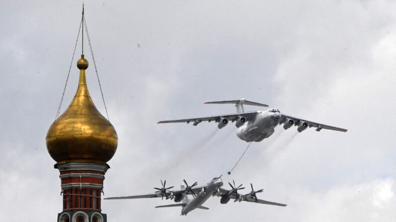 Un bombardero estratégico ruso Tu-95MS y un avión cisterna de reabastecimiento aéreo Ilyushin Il-78 vuelan sobre el Kremlin y la Plaza Roja durante un desfile militar en Moscú, Rusia, el 7 de mayo de 2021. (Alexander Nemenov/AFP vía Getty Images)