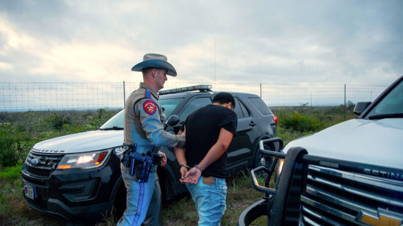 Un policía estatal de Texas arresta a un ciudadano estadounidense que transportaba a tres extranjeros ilegales a San Antonio, en el condado de Kinney, Texas, el 20 de octubre de 2021. (Charlotte Cuthbertson/The Epoch Times)