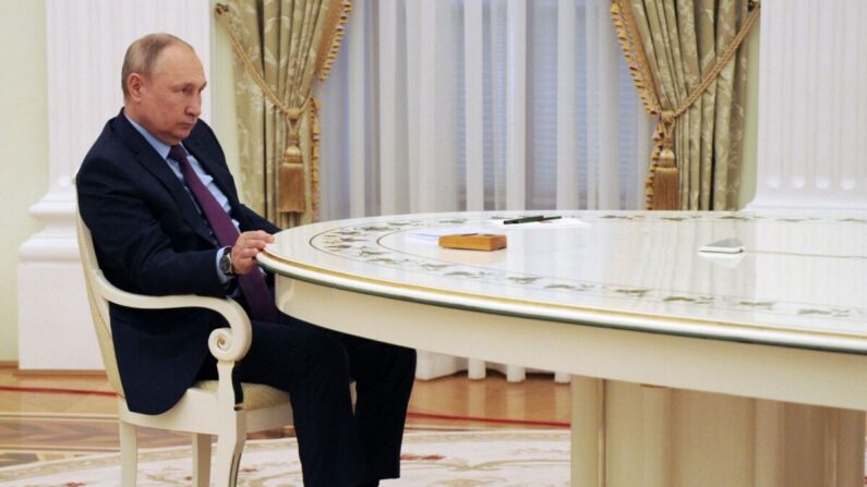 El presidente ruso Vladimir Putin asiste a una reunión con su homólogo azerbaiyano en el Kremlin, en Moscú, el 22 de febrero de 2022. (MIKHAIL KLIMENTYEV/SPUTNIK/AFP vía Getty Images)