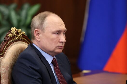 El presidente ruso Vladimir Putin asiste a una reunión en Moscú el 2 de marzo de 2022. (Mikhail Klimentyev/Sputnik/AFP vía Getty Images)