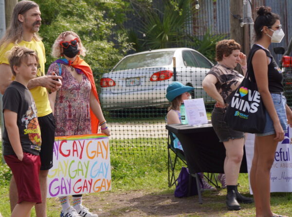 Los asistentes a la manifestación "We Say Gay-nesville" en Gainesville, Florida, escuchan el 19 de marzo de 2022 a los oradores que se oponen al proyecto de ley de Derechos de los Padres en la Educación, recientemente aprobado por la Legislatura de Florida, pero que aún no ha sido convertido en ley por el gobernador del estado. (Natasha Holt/The Epoch Times)