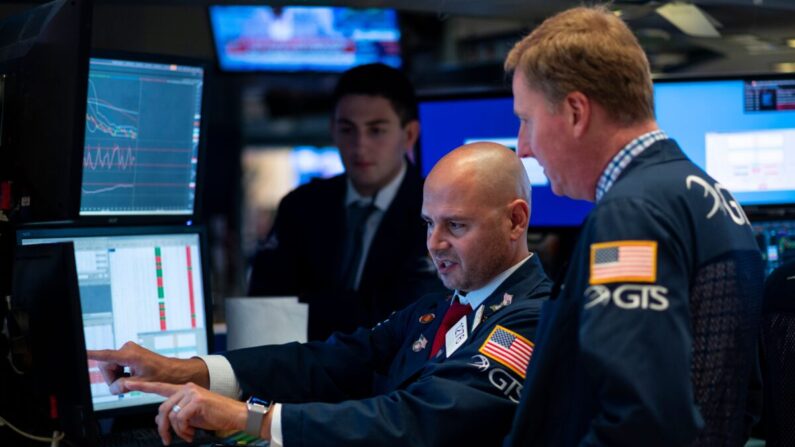 Los operadores trabajan antes de la campana de cierre en la Bolsa de Nueva York (NYSE), en la ciudad de Nueva York, el 14 de agosto de 2019. (Johannes Eisele/AFP vía Getty Images)
