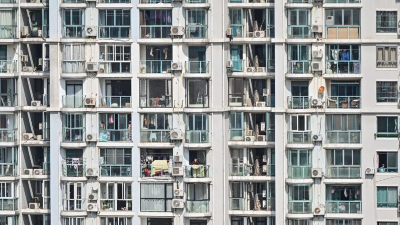 Vista general de un edificio residencial durante un cierre por COVID-19 en el distrito de Jing'an, en Shanghái, el 8 de abril de 2022. (Hector Retamal/AFP vía Getty Images)
