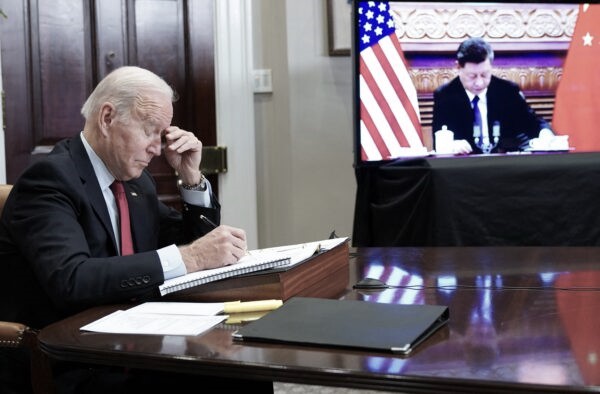 El presidente de Estados Unidos, Joe Biden, se reúne con el líder chino Xi Jinping durante una cumbre virtual desde el Salón Roosevelt de la Casa Blanca, en Washington, el 15 de noviembre de 2021. (Mandel Ngan/AFP vía Getty Images)

