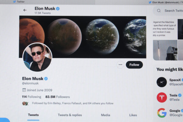 El perfil de Twitter de Elon Musk con más de 80 millones de seguidores se muestra en un ordenador en Chicago el 25 de abril de 2022. (Scott Olson/Getty Images)
