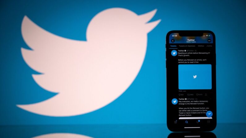 El logotipo de Twitter se muestra en la pantalla de un smartphone y una tableta en Toulouse, sur de Francia, el 26 de octubre de 2020. (Lionel Bonaventure/AFP vía Getty Images)