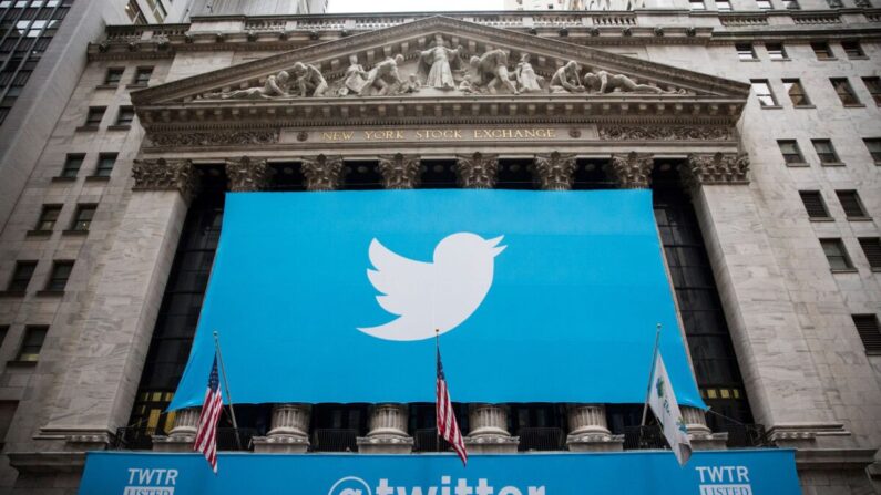 El logo de Twitter se muestra en una pancarta fuera de la Bolsa de Nueva York (NYSE), en Nueva York, el 7 de noviembre de 2013. (Andrew Burton/Getty Images)
