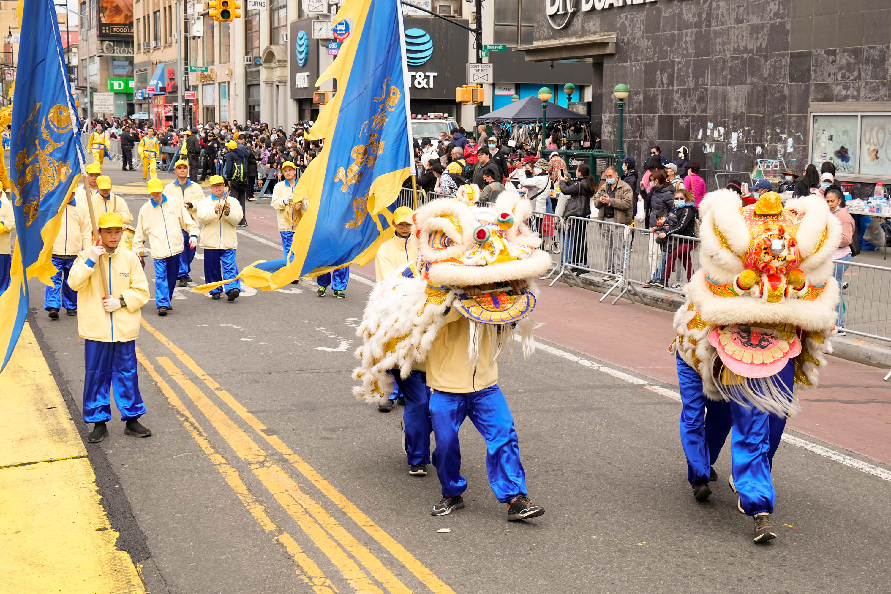 larry dye desfile de falun gong flusing ny 25 de abril león