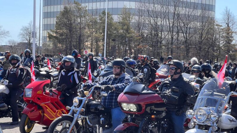 El convoy de motos Rolling Thunder en el aparcamiento del centro comercial St. Laurent en Ottawa el 30 de abril de 2022 (Annie Wu/The Epoch Times)
