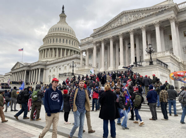 Incluso después de la ocupación del Capitolio y la violencia del 6 de enero de 2021, la Policía del Capitolio no hizo ningún intento de detener al "Hombre Q Anon", que se encuentra en las escaleras del Senado a pocos metros de la línea de la Policía del Capitolio. Esta foto fue tomada después de que la Policía del Capitolio retirara a los manifestantes del interior del ala del Senado del Capitolio. (Cortesía de J. Michael Waller)
