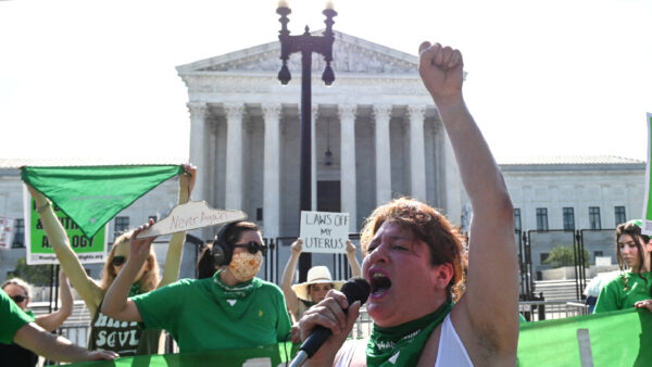 Manifestantes a favor del aborto protestan frente al edificio de la Corte Suprema ante el fallo que podría anular el caso Roe vs Wade y otras decisiones judiciales, en Washington, el 13 de junio de 2022. (Roberto Schmidt/AFP vía Getty Images)
