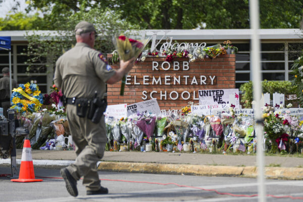 Un monumento improvisado en la Escuela Primaria Robb está lleno de flores, juguetes, carteles y cruces con los nombres de las 21 víctimas del tiroteo masivo que ocurrió el 24 de mayo, en Uvalde, Texas, el 27 de mayo de 2022. (Charlotte Cuthbertson/The Epoch Times)