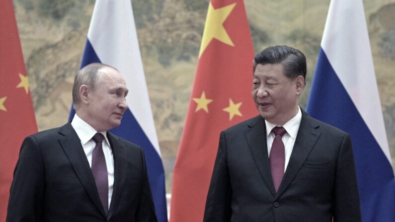 El presidente ruso Vladimir Putin y el líder chino Xi Jinping posan para una fotografía durante su reunión en Beijing el 4 de febrero de 2022. (Alexei Druzhinin/Sputnik/AFP vía Getty Images)
