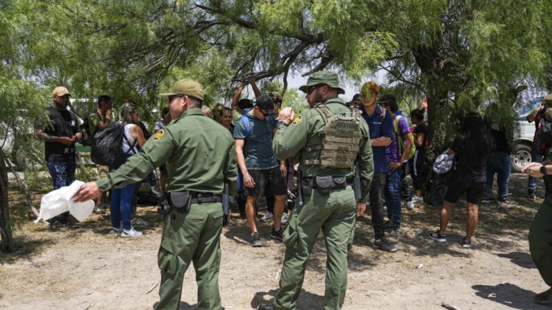 Agentes de la Patrulla Fronteriza detienen a un gran grupo de inmigrantes ilegales cerca de Eagle Pass, Texas, el 20 de mayo de 2022. (Charlotte Cuthbertson/The Epoch Times)
